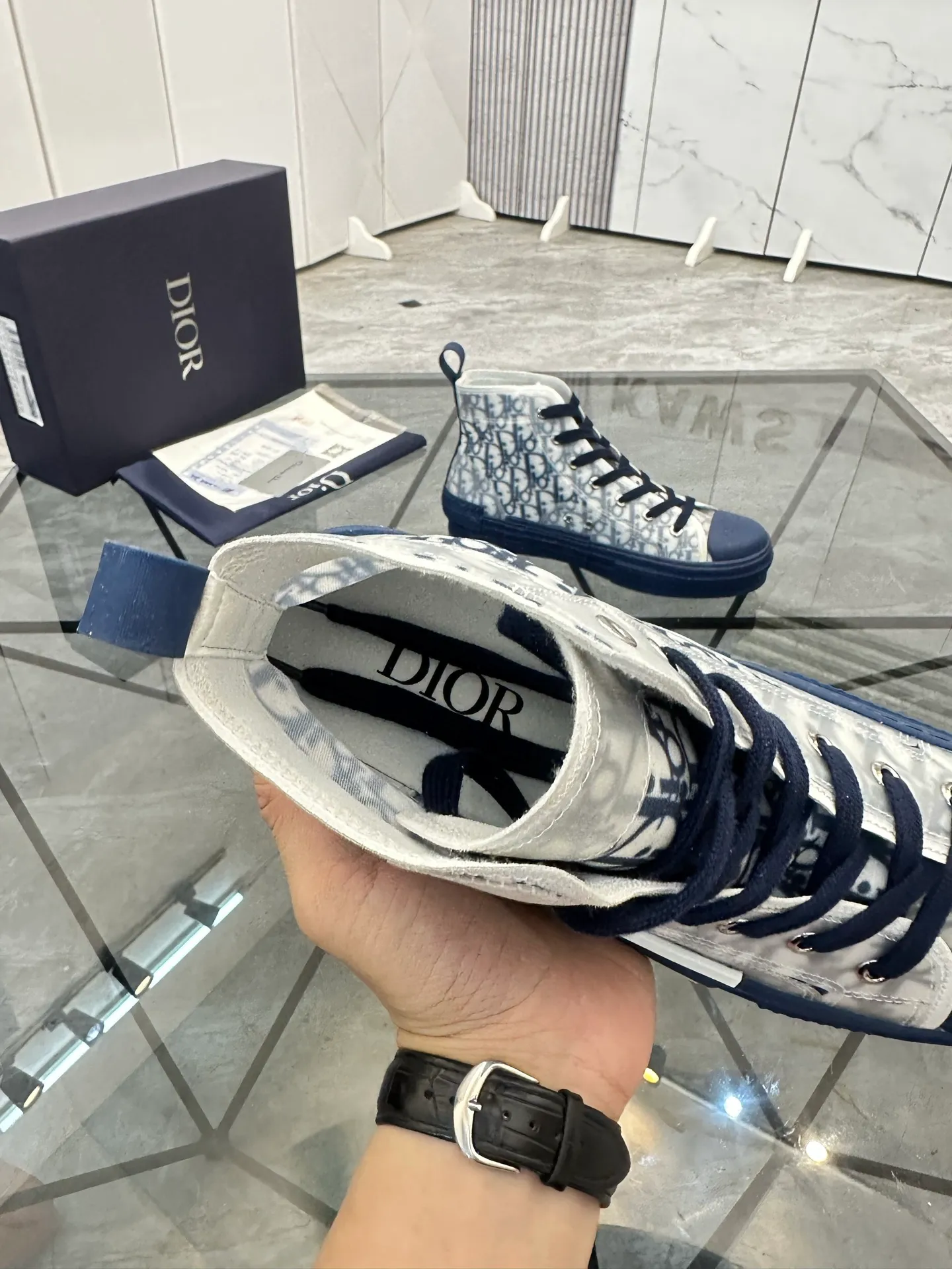 Selling men's shoes 💰: 💰P440¥ Product trademark: Dio* "Dior*" high-top casual shoes Regular size: 36-45 (can be customized to 46) Couple style B23 Product materials: Upper imported original fabric, breathable lining, original outsole. No.: 007